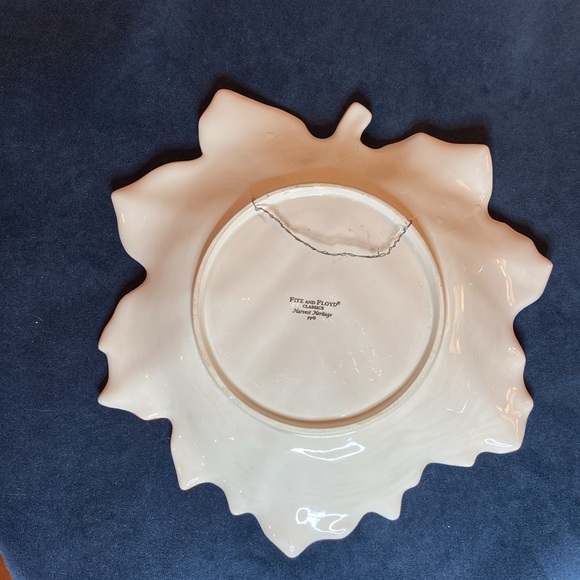 Fitz & Floyd Harvest Heritage Hand-Crafted
Ceramic 8" Canape Leaf Plate - Picture 3 of 6